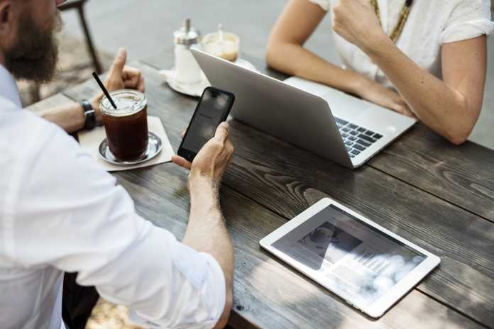 Freelancing v/s Full-Time: Weighing out the pros and cons